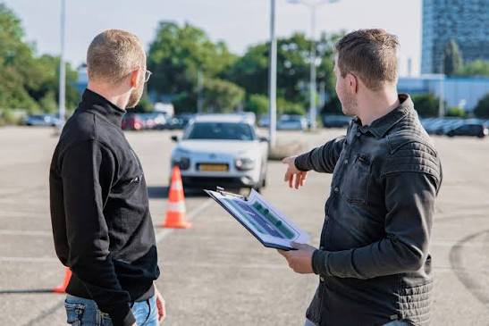 Instructor explaining rules in perth